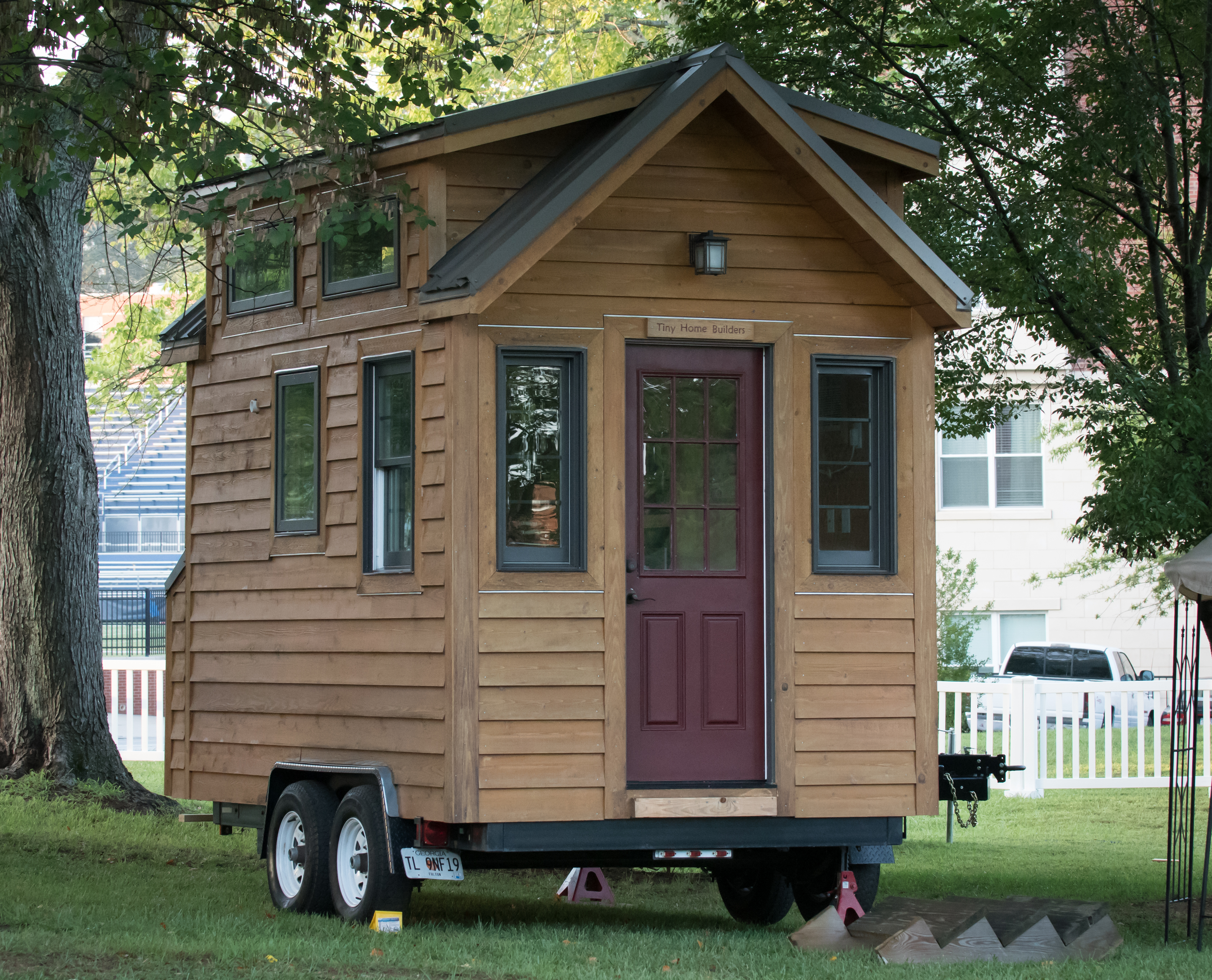 Тини отзывы. Тини Хаус (tiny House). Тини Хаус в России. Дом на колесах tiny House. Тини Хаус на колесах.